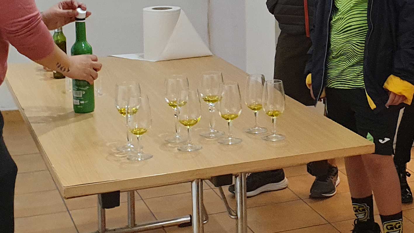 copas servidas encima de una mesa