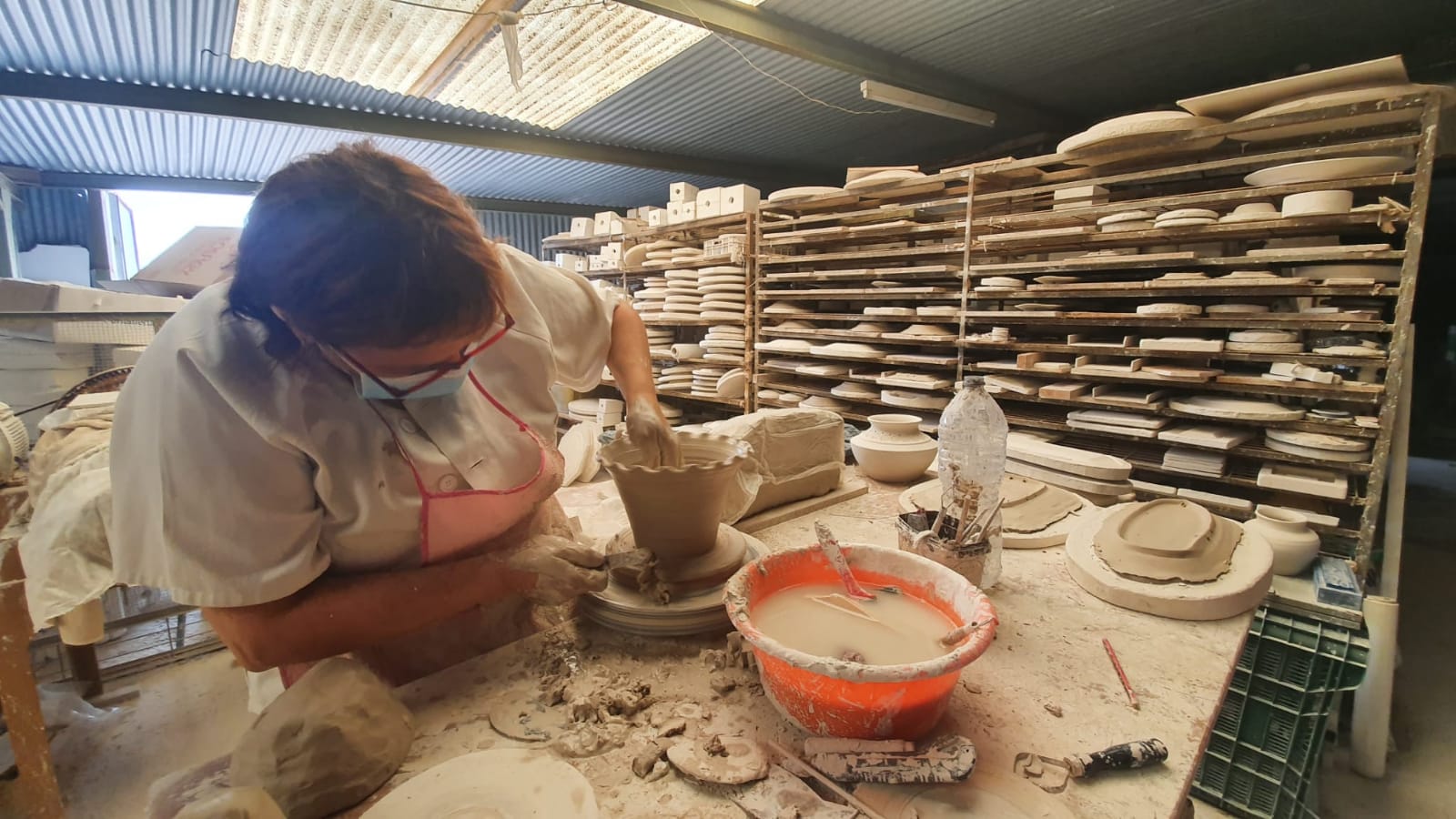 Mujer trabajando la cerámica